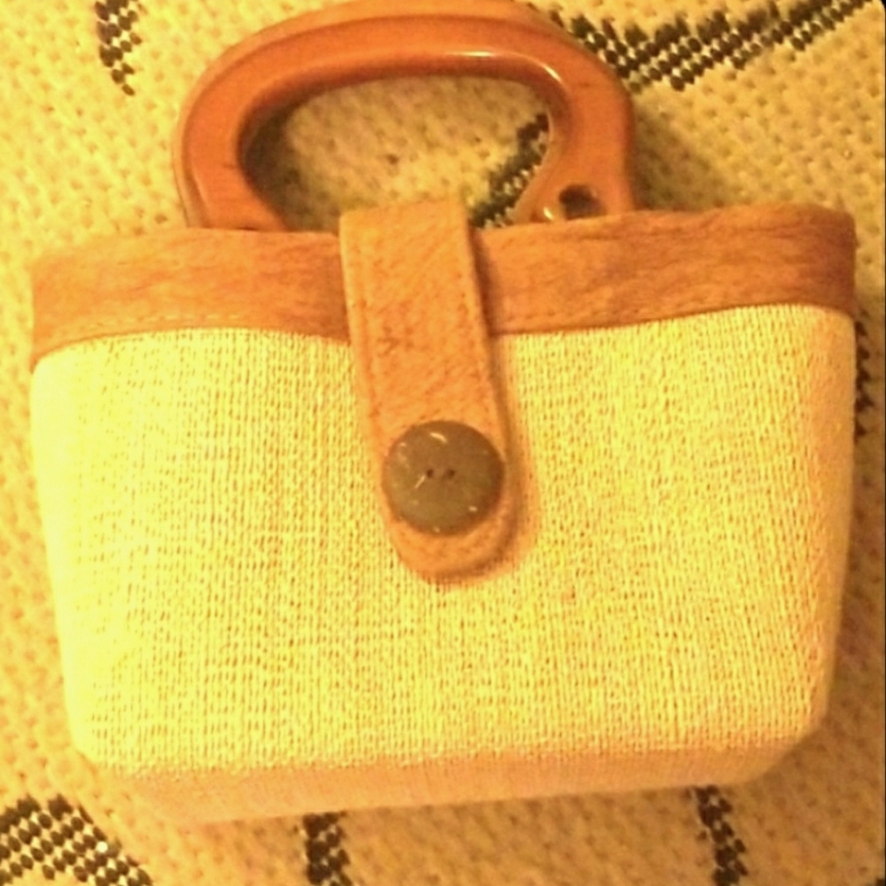 Adorable vintage straw and wood bag